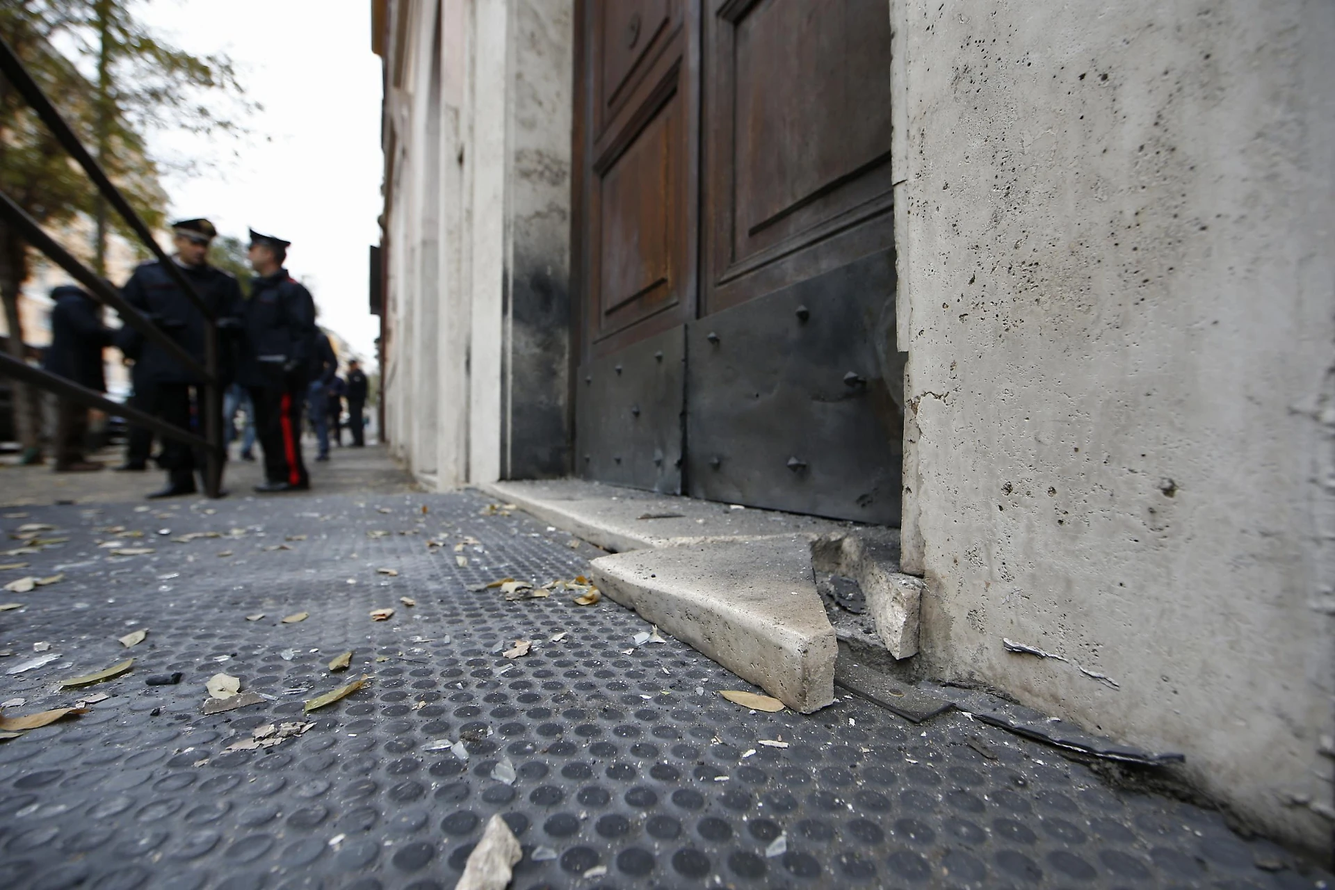 Roma, bomba sui carabinieri: lo sfregio davanti la caserma. Il sospetto cupo sul terrorismo