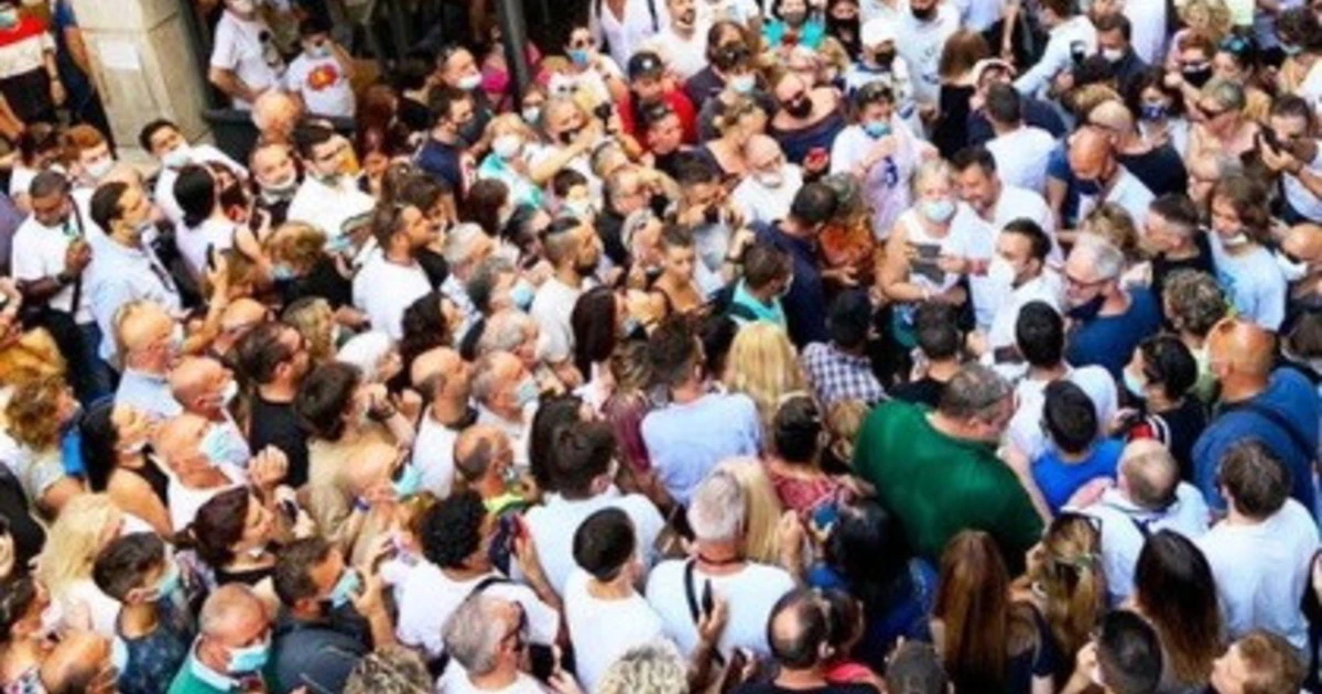 Matteo Salvini umilia i comunisti in piazza: "Trova le differenze", occhio a questa foto