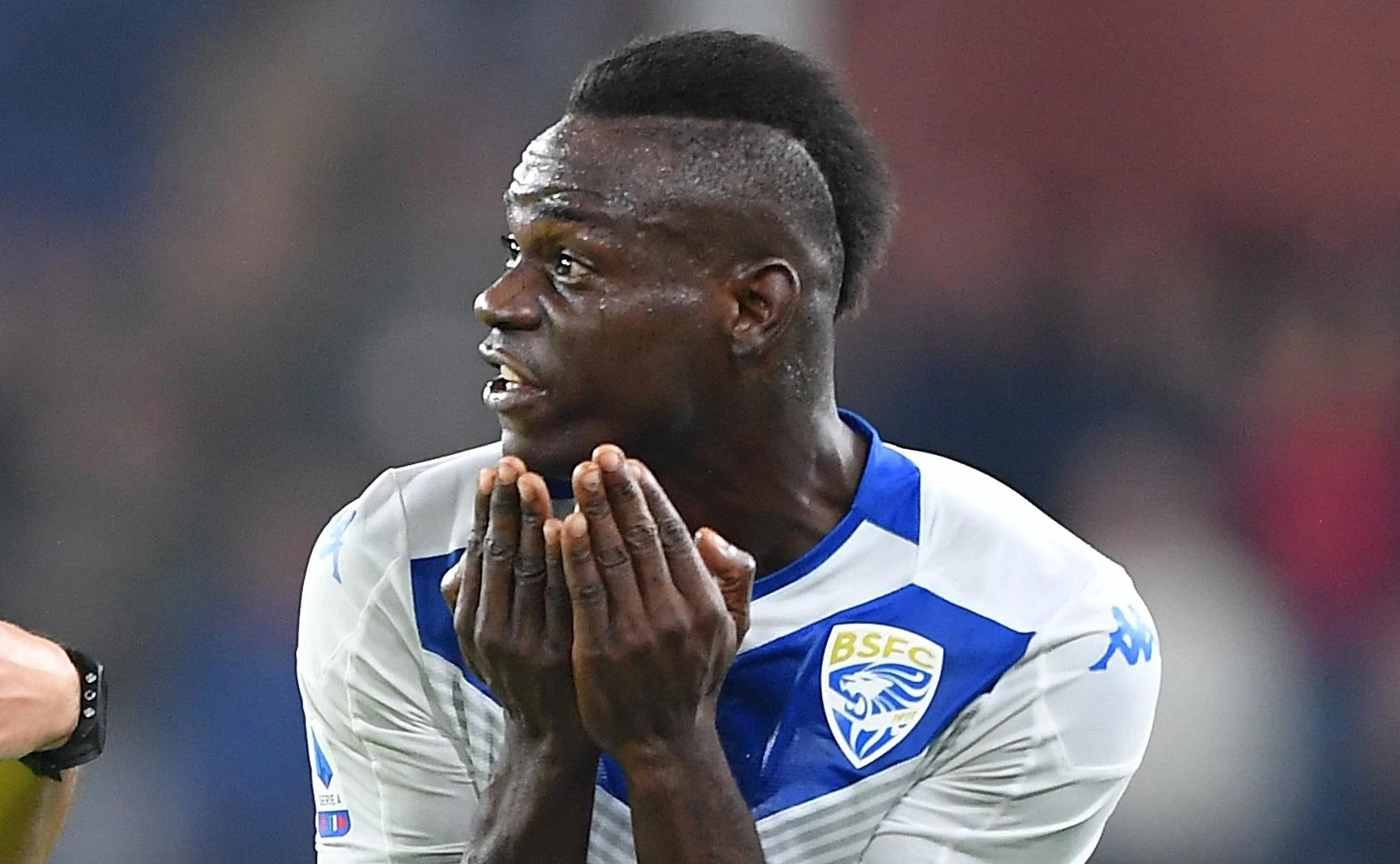 Mario Balotelli attaccato dai tifosi del Brescia: "È italiano, ma non rispetta la maglia"