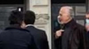 Giuseppe Conte e il medico romano, la rissa in strada sul Covid: "Tutto il mio disprezzo", "E lei come...?"