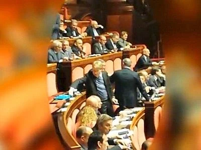Scontro M5S-Pdl in Aula al Senato sul video del 'pianista' Malan