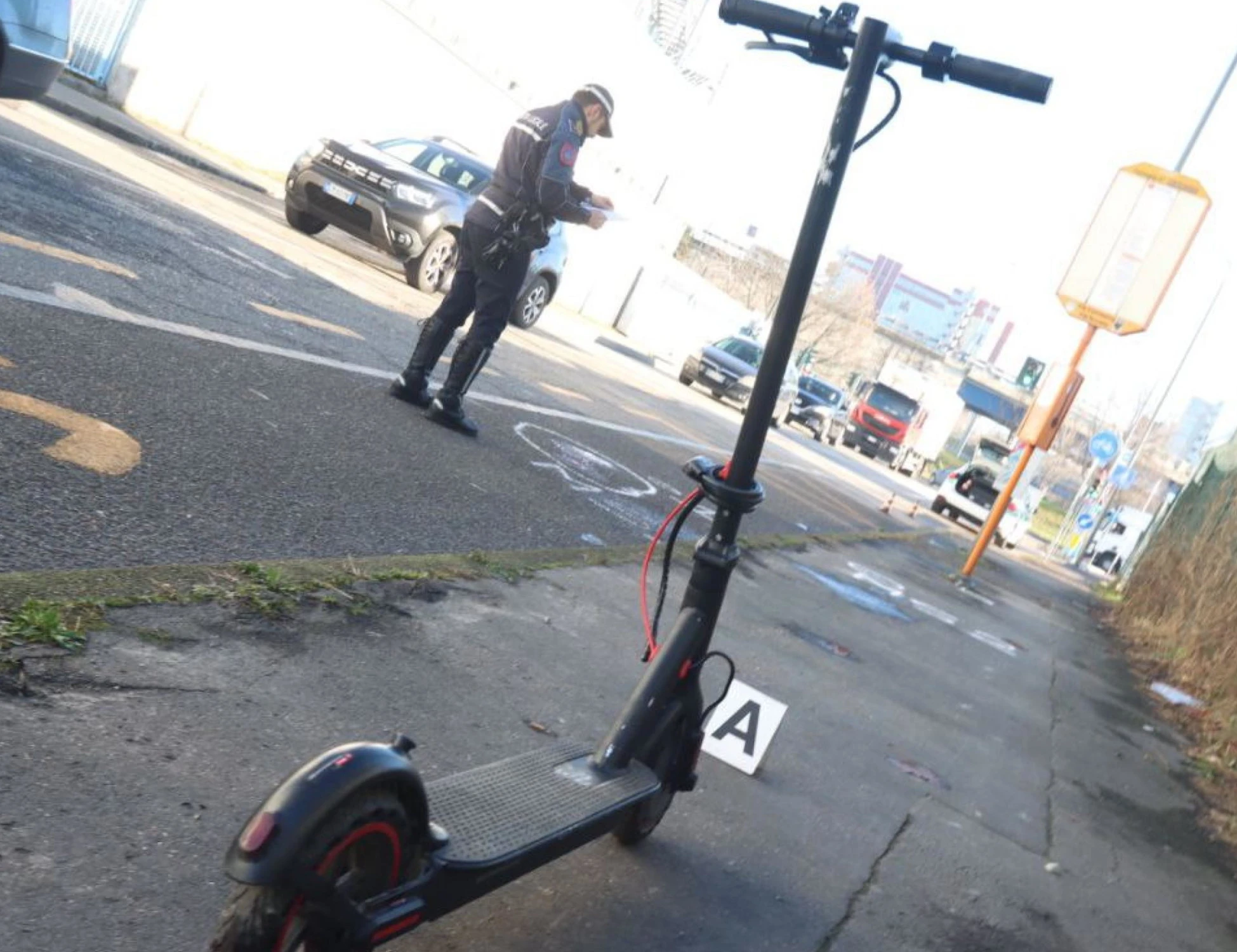 Napoli choc, donna colpita da un monopattino lanciato dall'alto: chi stanno cercando