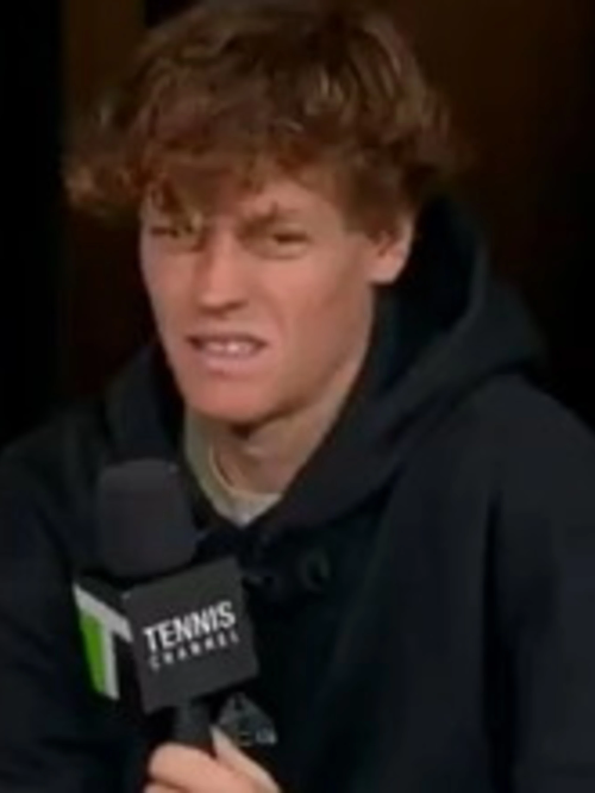 Jannik Sinner interrompe l'intervista: le immagini che lo sconvolgono