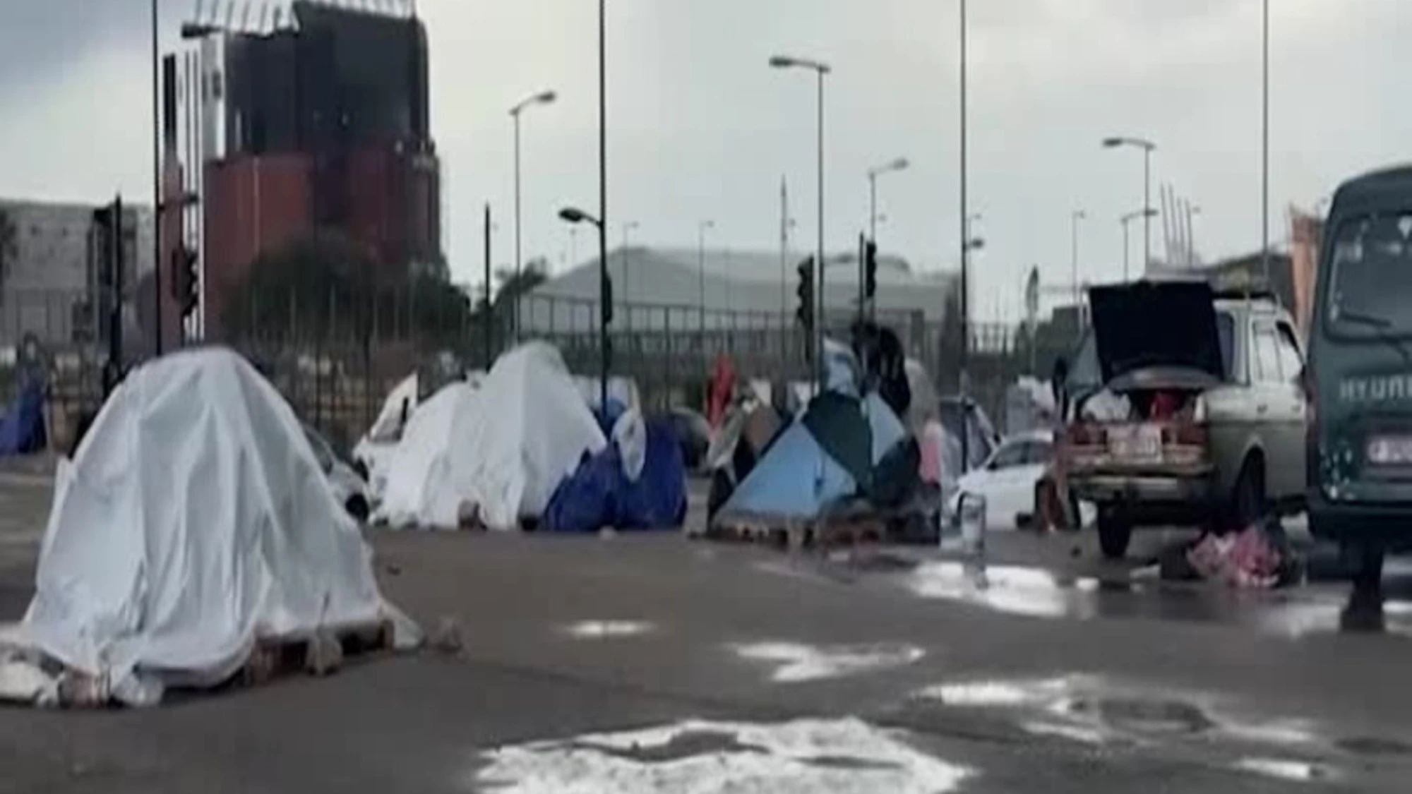 Beirut, forti piogge e forti venti colpiscono le tende degli sfollati