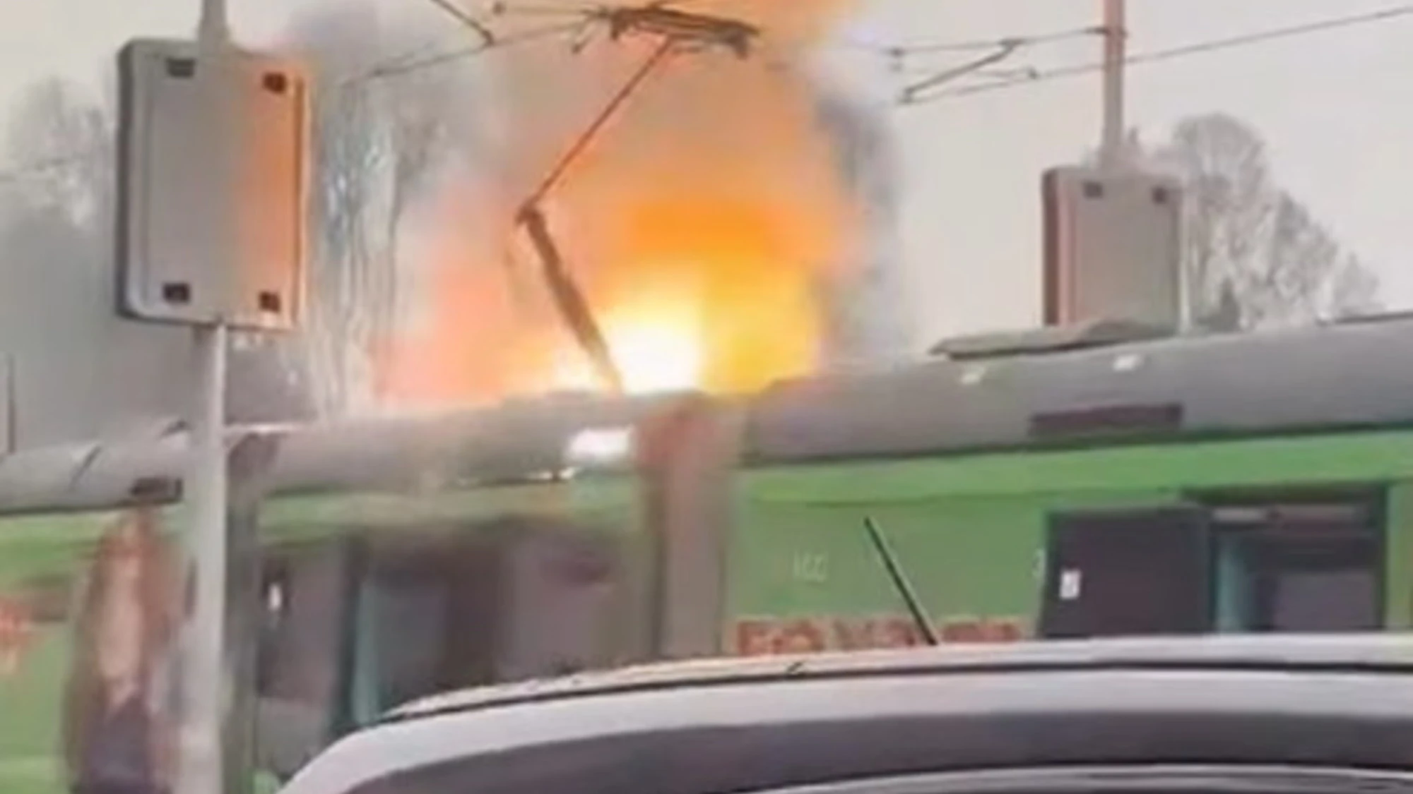 Tram prende fuoco a Milano, paura in via Bruto: "Una forte frenata, poi fumo ovunque"