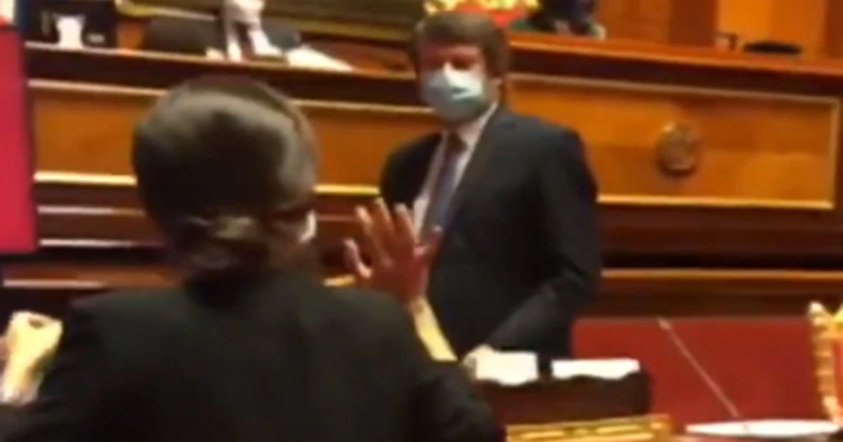 Licia Ronzulli, l'agguato a Franceschini in Senato: gli consegna paletta e secchiello, il ministro resta di sasso