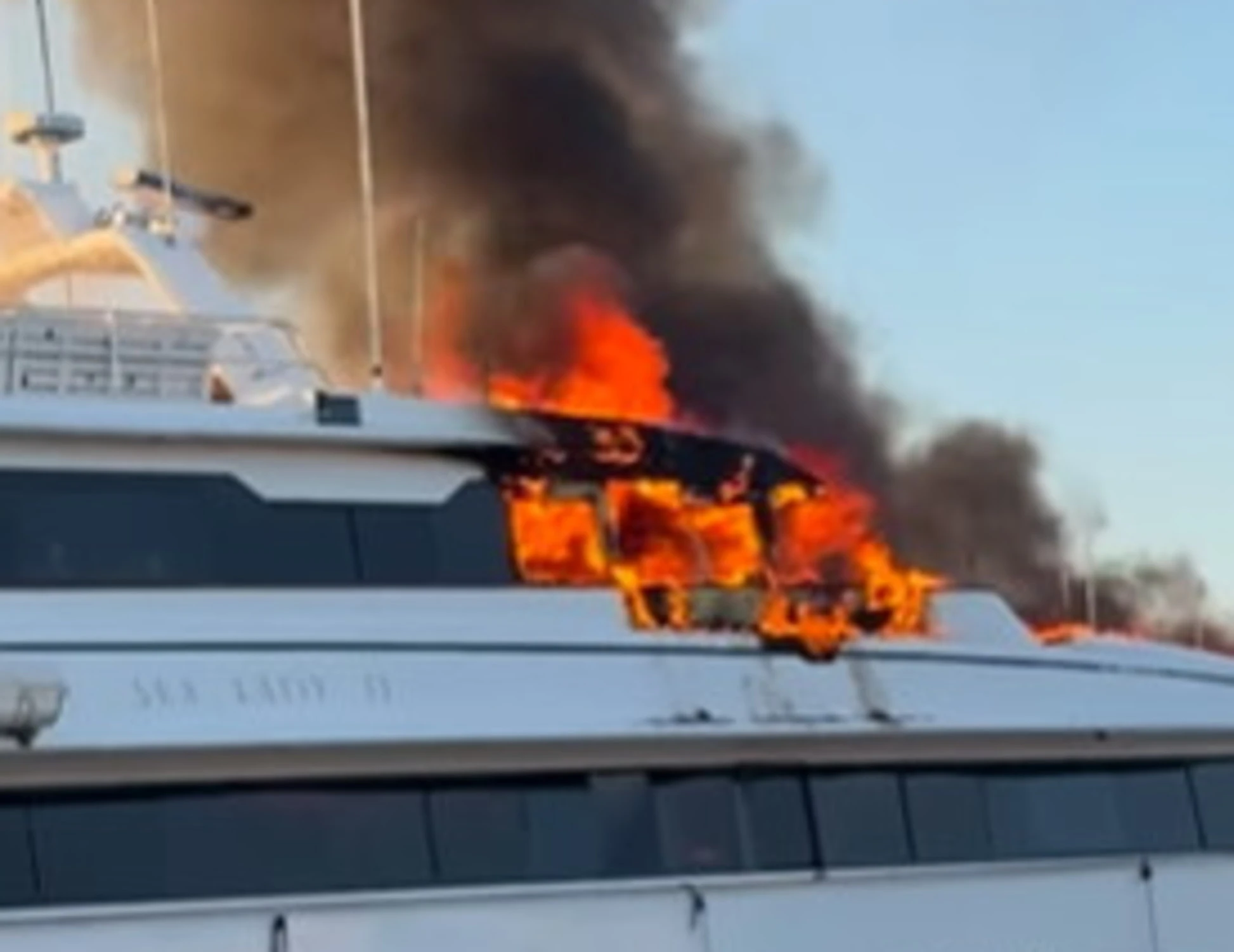 Saint Tropez, il superyacht brucia: milioni di euro in fumo
