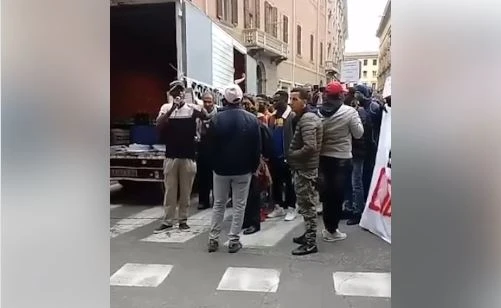 Matteo Salvini, la rabbia contro gli immigrati che protestano: "In Italia si entra chiedendo permesso"
