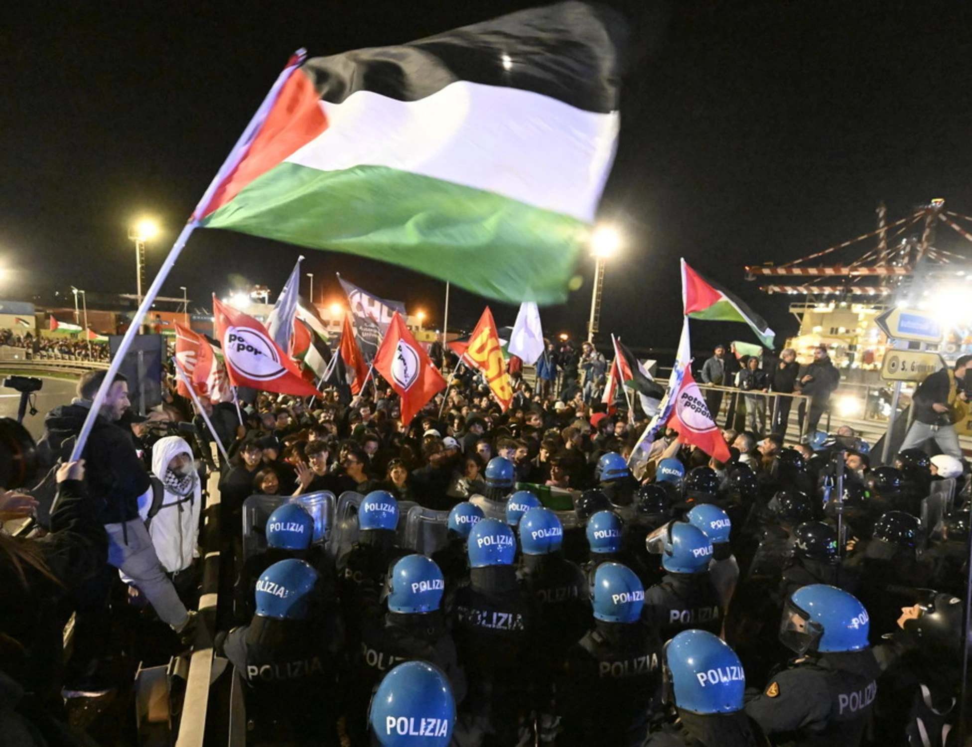 Pro-Pal, mandano 141 agenti in ospedale in 7 giorni: la sinistra che dice?