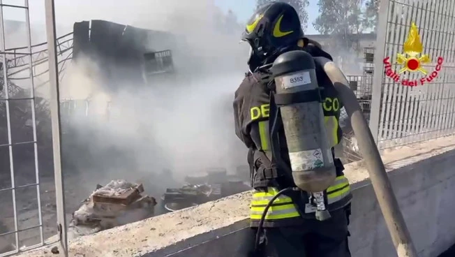 Incendio nella zona industriale di Catania, notte di lavoro per Vigili del fuoco