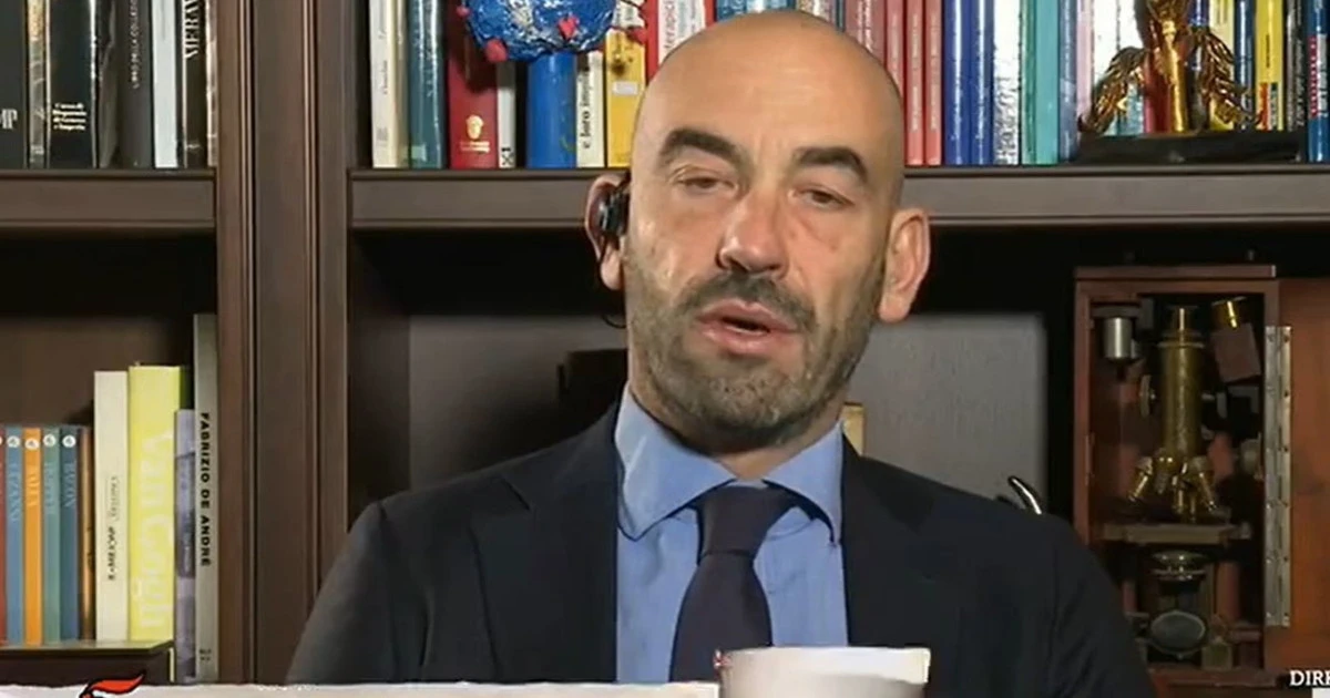 Matteo Bassetti, l'indiscreto:. Cosa è successo? "Avete visto che alle sue spalle in tv, da qualche tempo..."