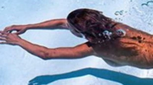 Elisabetta Canalis, "libertà": la foto sconvolgente, completamente nuda in piscina (neppure gli slip)