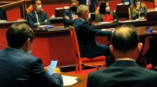 Giuseppe Conte sorpreso al Senato "così", la foto rubata da Alberto Bagnai: premier ridicolizzato