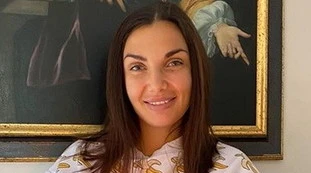Elettra Lamborghini festeggia il compleanno così: lì sotto, un particolare sconcertante