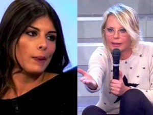 Uomini e donne, Maria De Filippi senza precedenti: massacra Giulia Cavaglia, il gesto che non può accettare