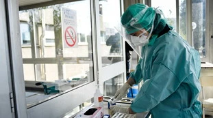 Coronavirus, i medici sardi si ammalano il doppio