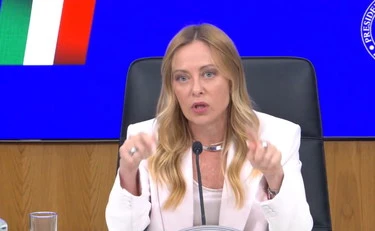 https://media.liberoquotidiano.it/S1shKDAx8NF73XfVn5uRWrz2oQxVKq0C7APE4CafjXg/width:800/quality:90/aW1hZ2VzLzIwMjYvMDkvMTYvMTU1MjU5MzEwLTJkN2Q1MmY1LWM4MDEtNDM4MC1hNWViLTk2MmUyNTZjNDg1NC5qcGc.webp
