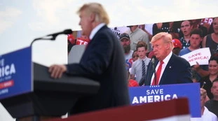Donald Trump, "mani al collo all'agente della scorta". Capitol Hill, il raptus