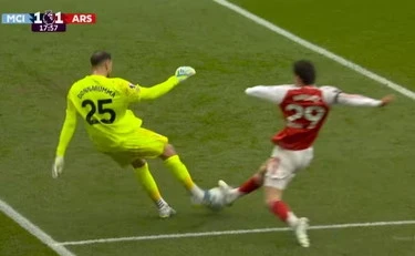 Gigio Donnarumma, la papera con l'Arsenal fa il giro del mondo: valanga di insulti