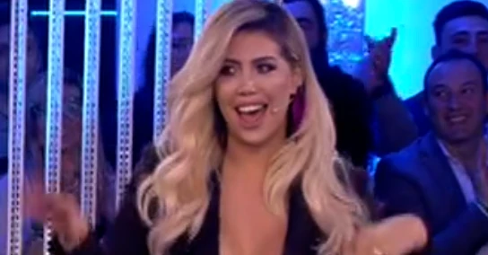 Wanda Nara al Grande Fratello Vip si presenta così: scollatura da urlo in diretta