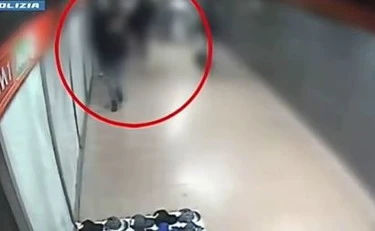 Milano, prima lo pedina, poi l'orrore in metro: toh, chi è la belva della "rossa"