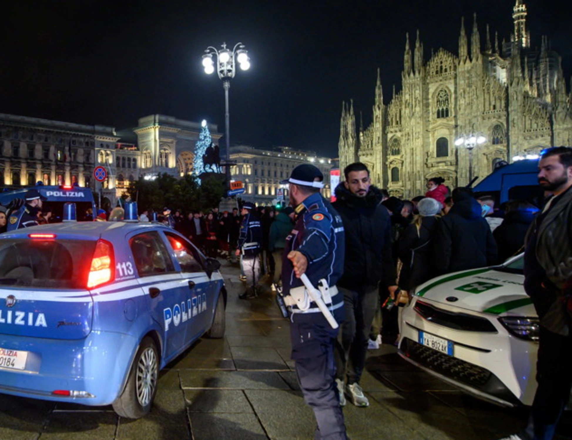 Milano, Maranza padroni in piazza Duomo: clienti sotto assedio, ristoratore accoltellato