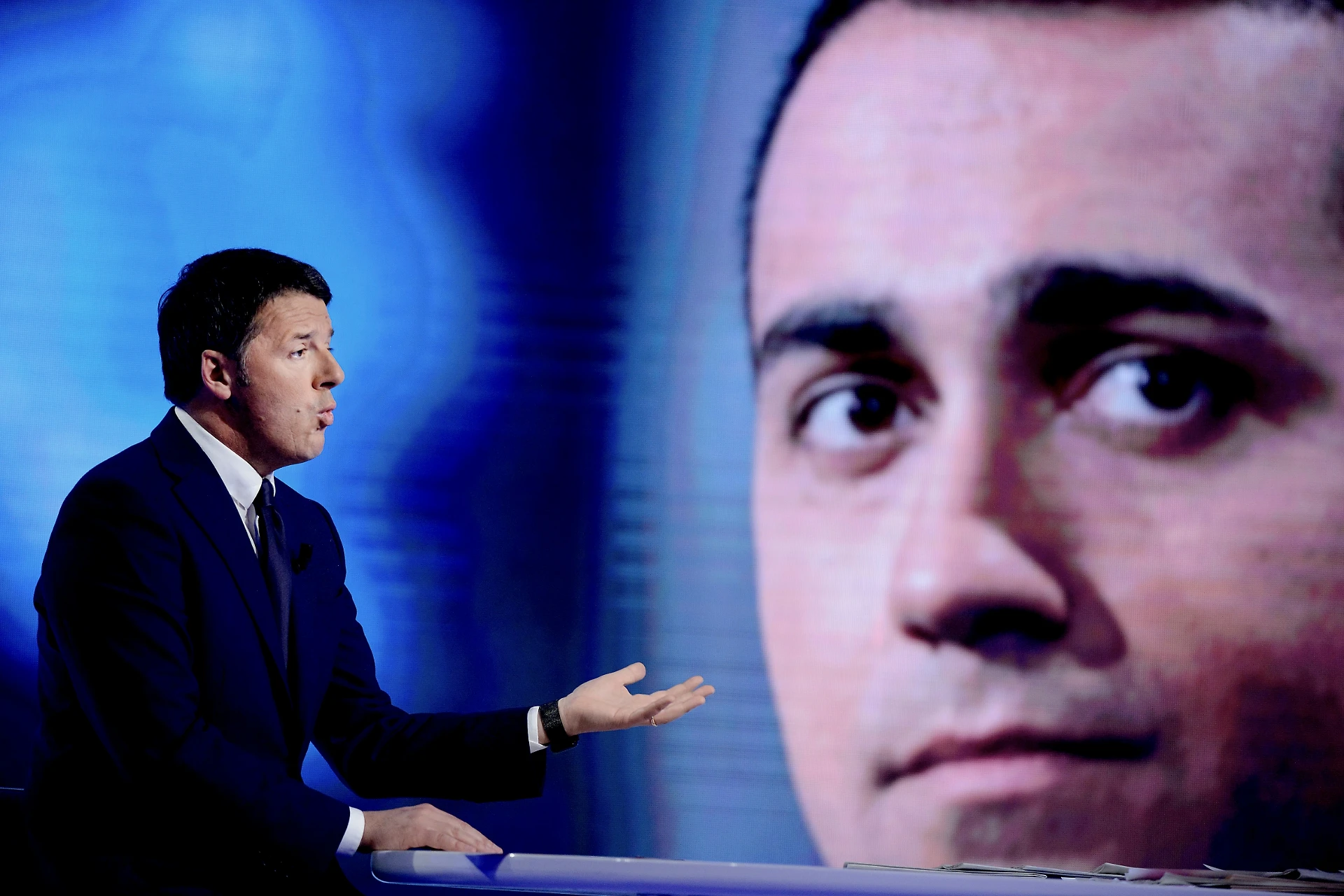 Il sondaggio segreto sul tavolo di Matteo Renzi: "Il M5s è morto, in Emilia andrà sotto il 7 per cento"
