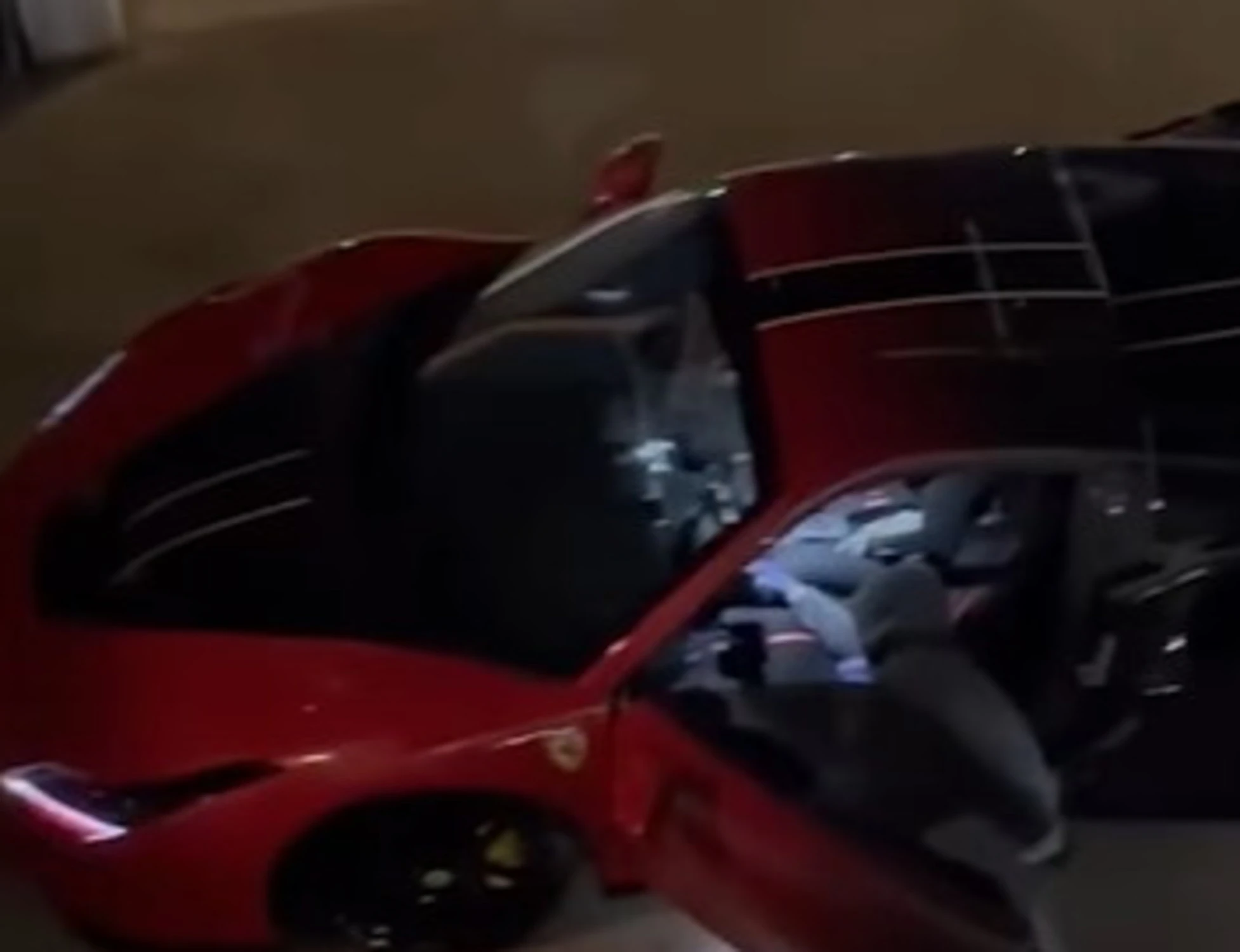 Napoli, provano a rubare una Ferrari: l'assalto al palazzo con le spranghe