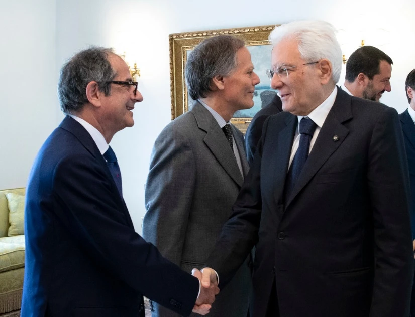 Sergio Mattarella, la telefonata a Giovanni Tria per pregarlo di non dimettersi