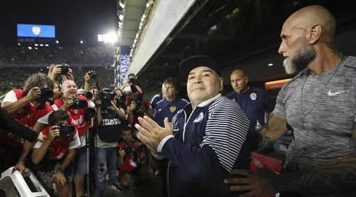 Diego Maradona operato al cervello, il suo medico storico: "Ha sostituito la droga con l'alcol, così è ingestibile"