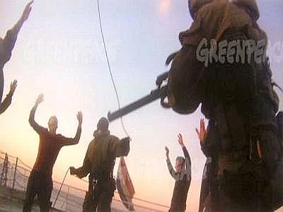 Detenzione prorogata di 3 mesi per l'attivista Greenpeace australiano