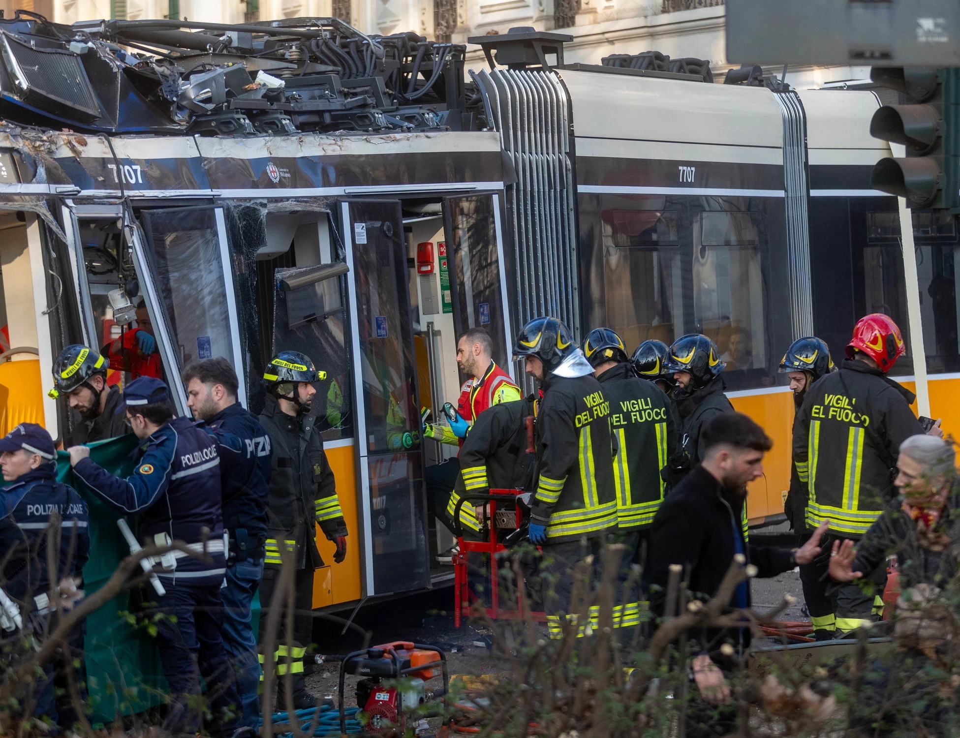 Tram deragliato a Milano, la pista dell'errore del conducente e i sospetti sul cellulare