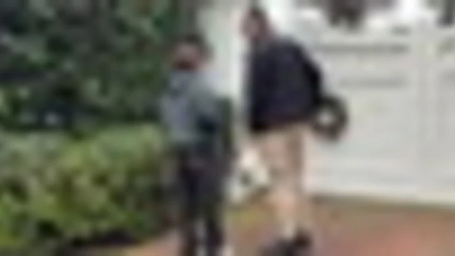 Sulla porta di casa Reiner, oltre la quale si è consumato l'omicidio