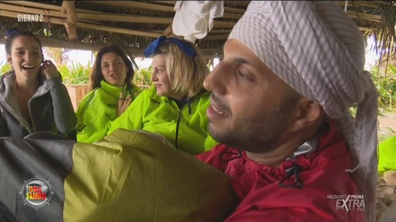 Isola dei famosi, Filippo Nardi e la bomba omosex: "Cosa ho visto. Credo che..."