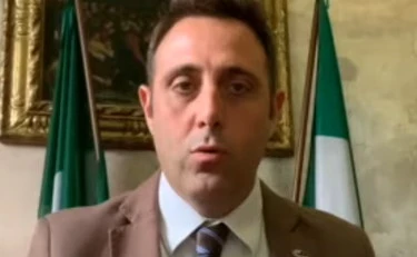 Castano Primo, ex sindaco del Pd non si alza durante l'inno: è polemica