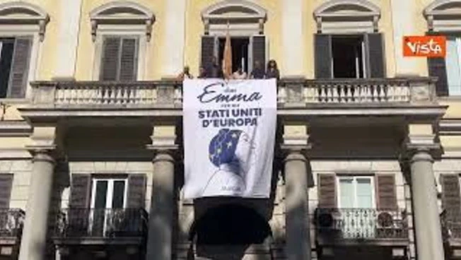 +Europa srotola grande foto di Emma Bonino dal balcone della sede a un mese dalla scomparsa