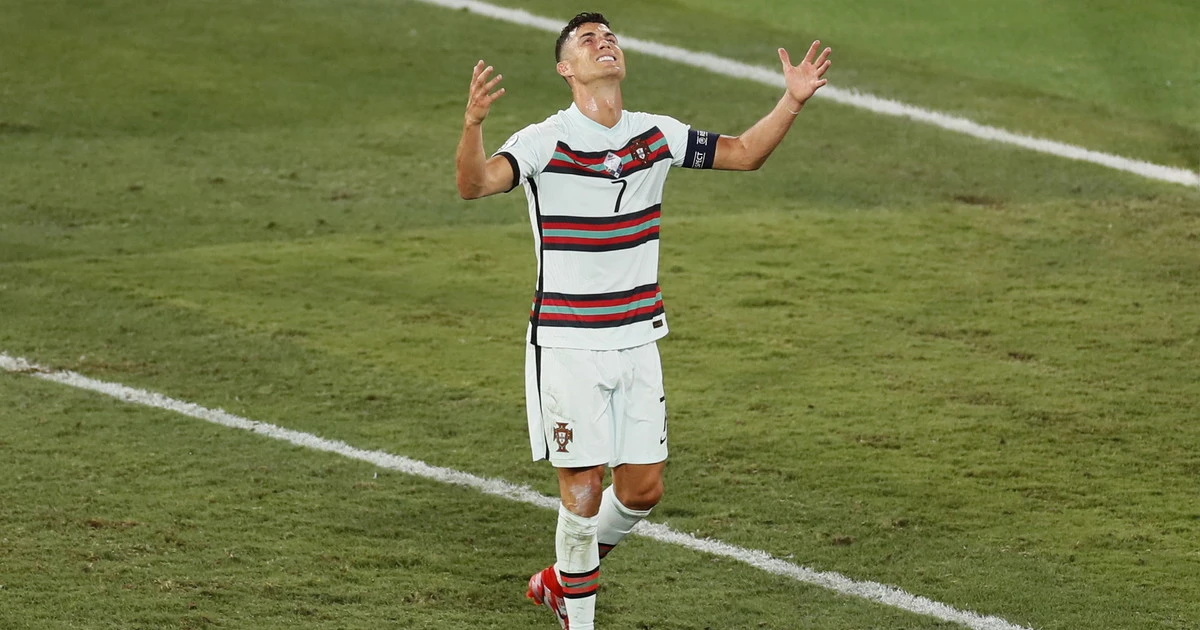 Euro 2020, Cristiano Ronaldo deluso dall'eliminazione tentato da Psg e United: la Juve pensa ad Icardi