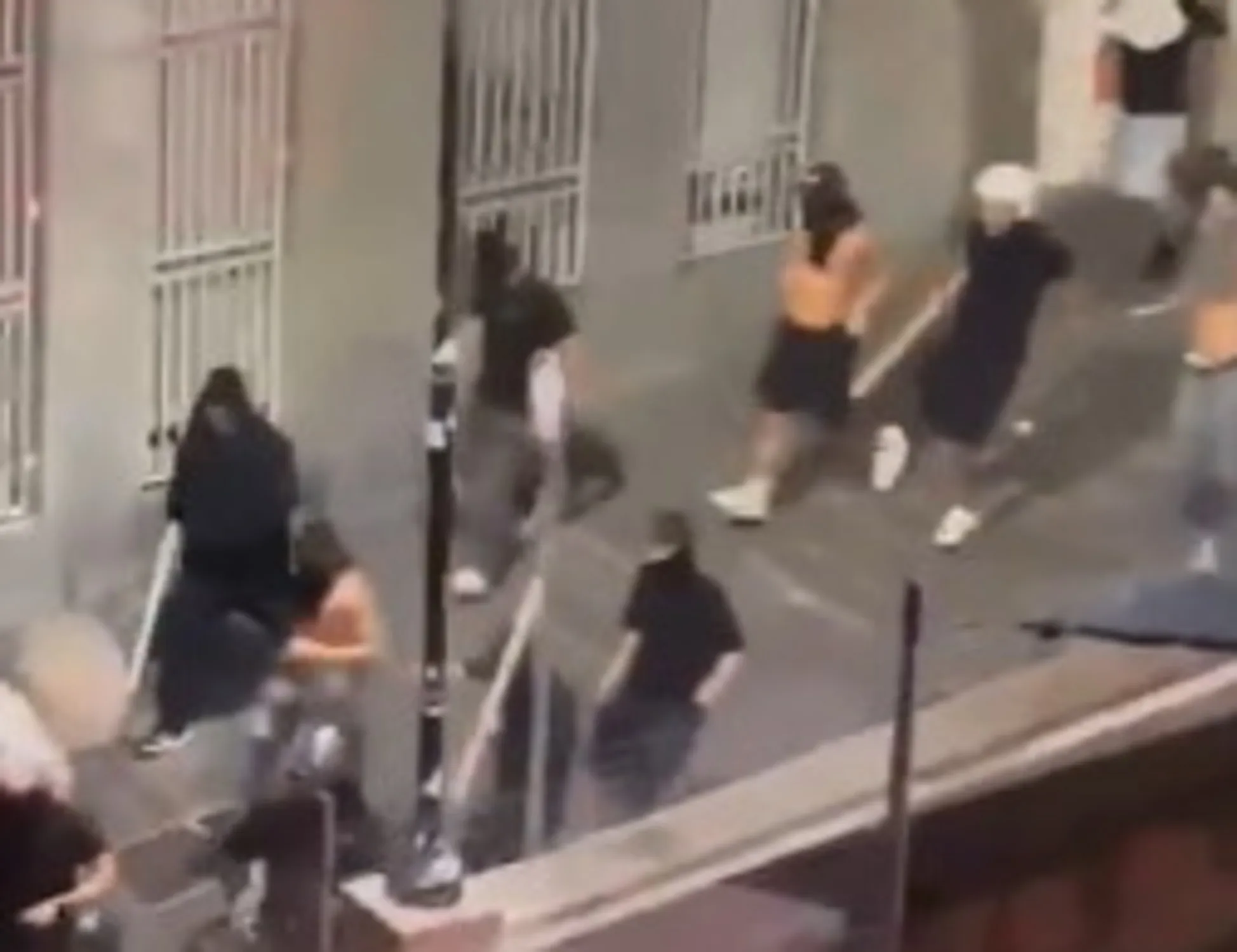 Leggi l'articolo: Botte, bastonate e sprangate: Genova-choc, sotto il naso di Silvia Salis... <span style="color: rgb(153, 0, 0);">Video</span>