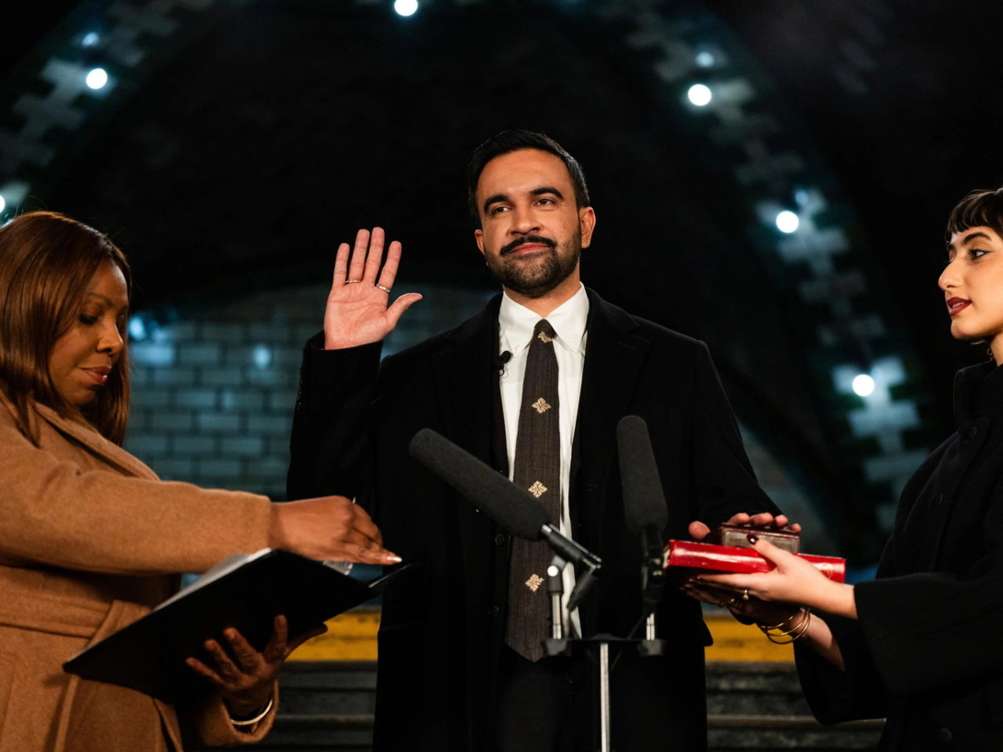 Mamdani giura sul Corano nella metro È il primo sindaco di New York a farlo