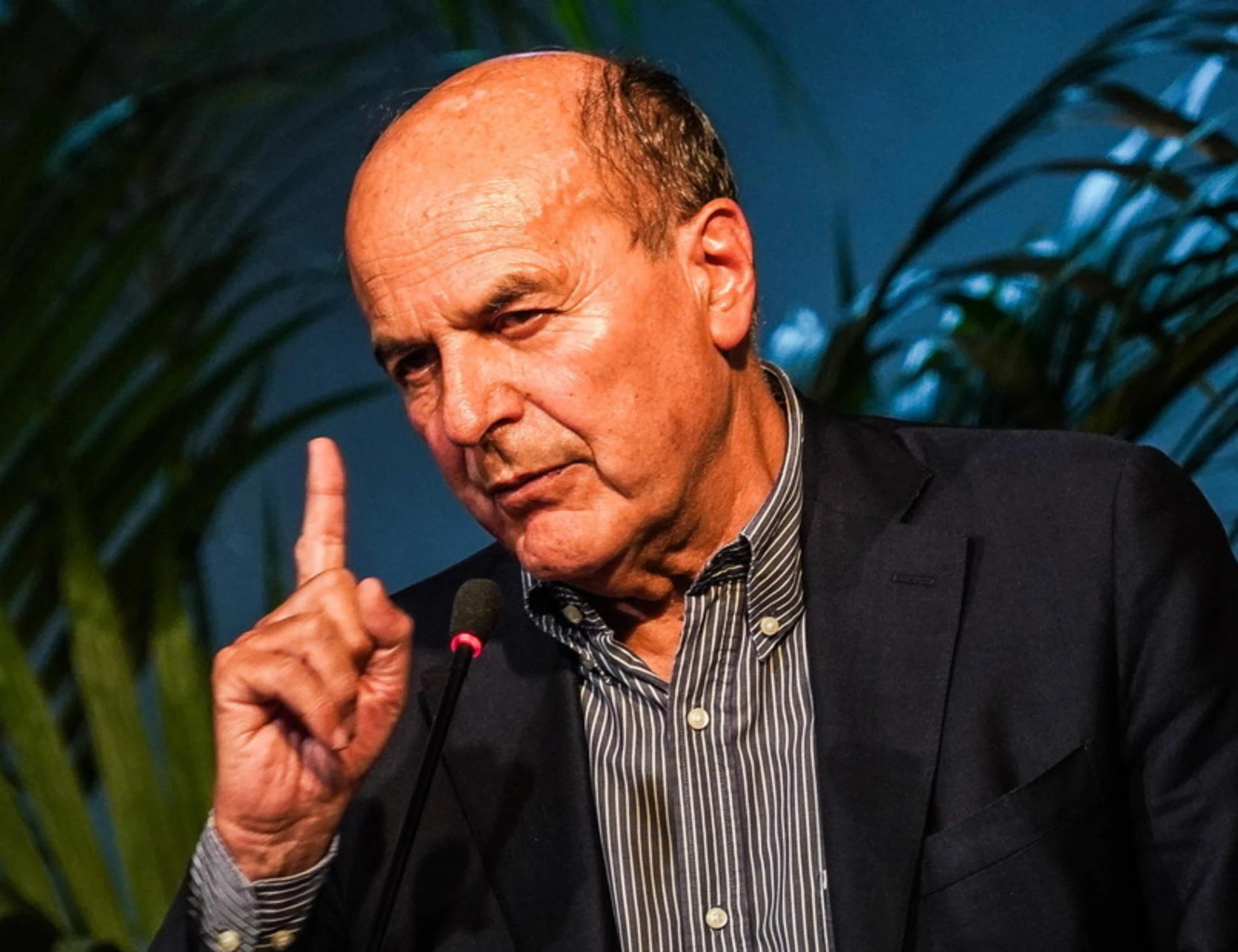 Pier Luigi Bersani attacca Meloni, FdI insorge: "Hai perso la ragione"