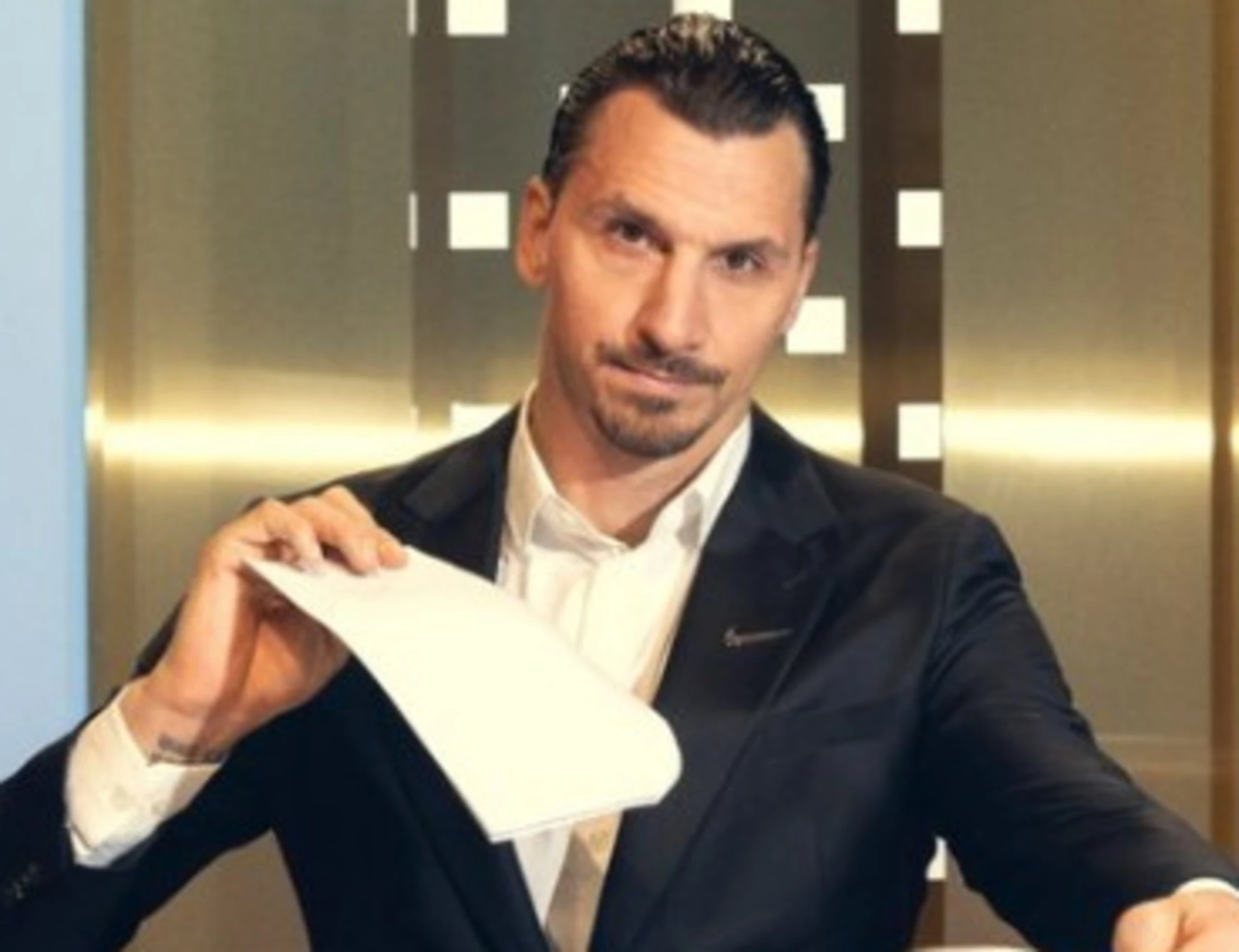"Pagliaccio e maiale": Ibra riempito di insulti dai tifosi <span style="color: rgb(153, 0, 0);">Guarda</span>