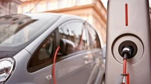 Auto elettrica già fuori moda? Per l'ambiente è meglio l'idrogeno