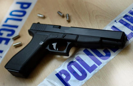 Roma, vigilessa minaccia sua figlia: "Cambia vita o prendo la pistola e ti ammazzo"