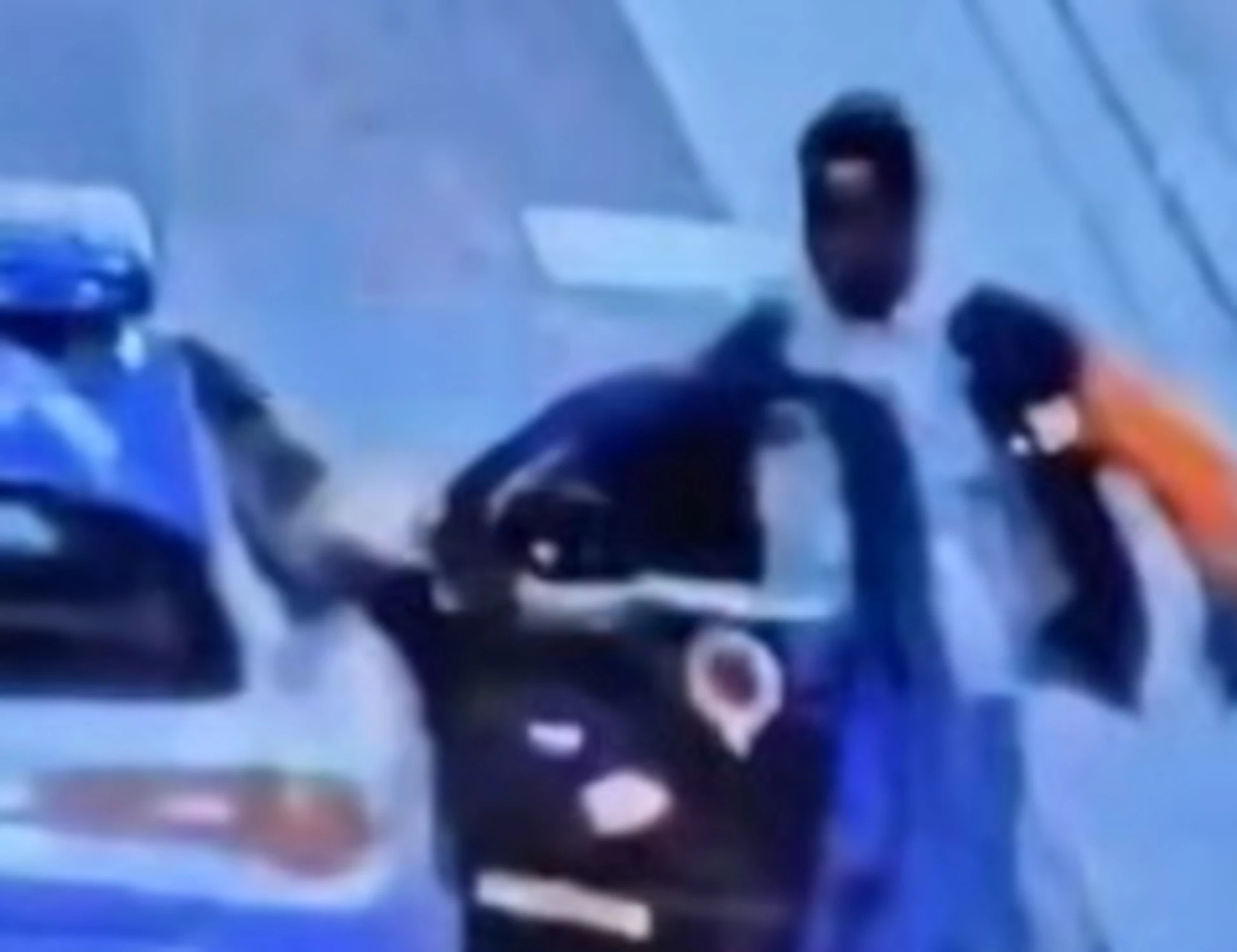Matteo Salvini, i poliziotti atterrano l'immigrato violento? Lui fa impazzire la sinistra