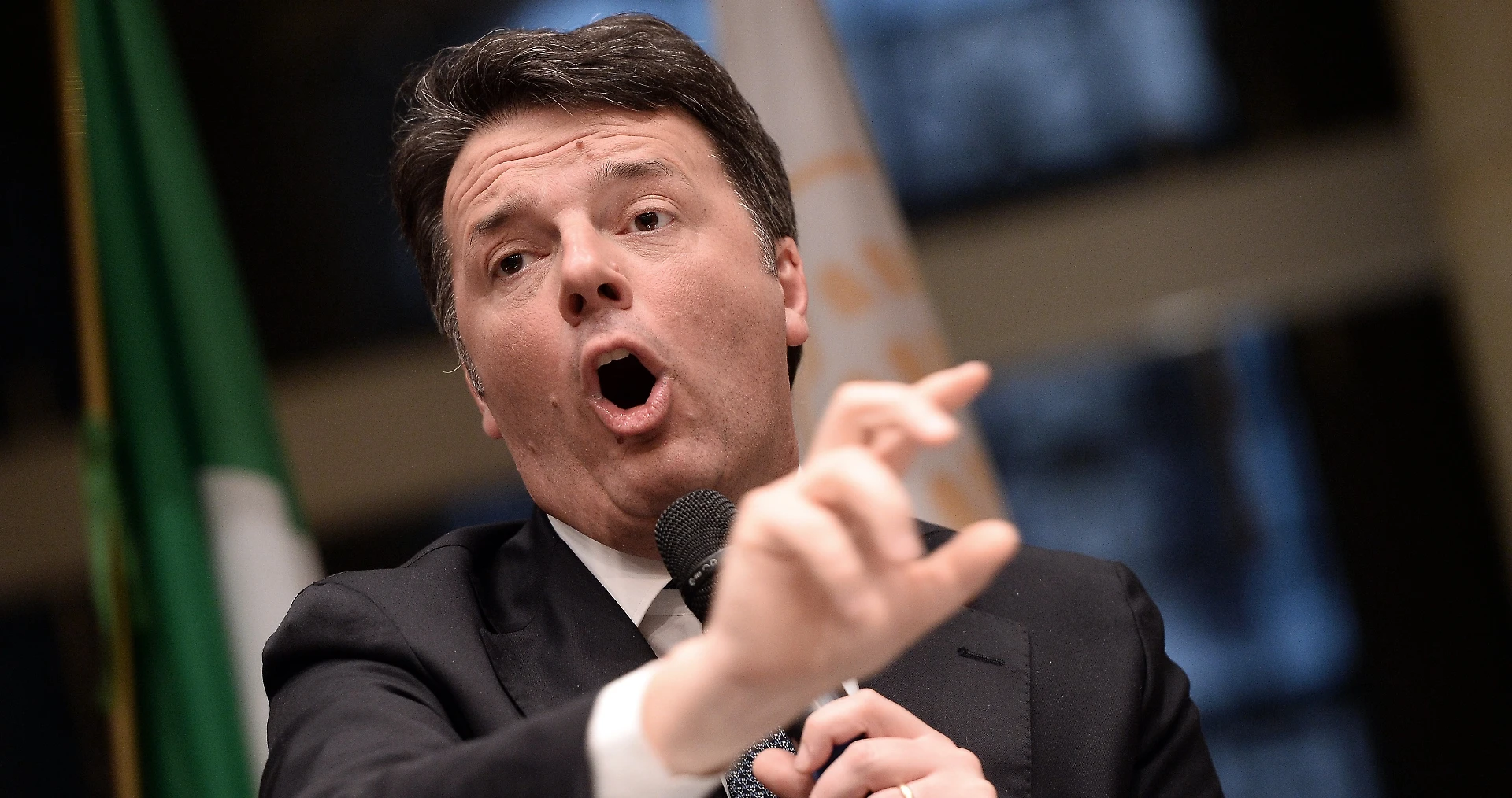 Matteo Renzi, accusa inquietante ai grillini: "Ecco perché hanno messo al gabbio mia madre"