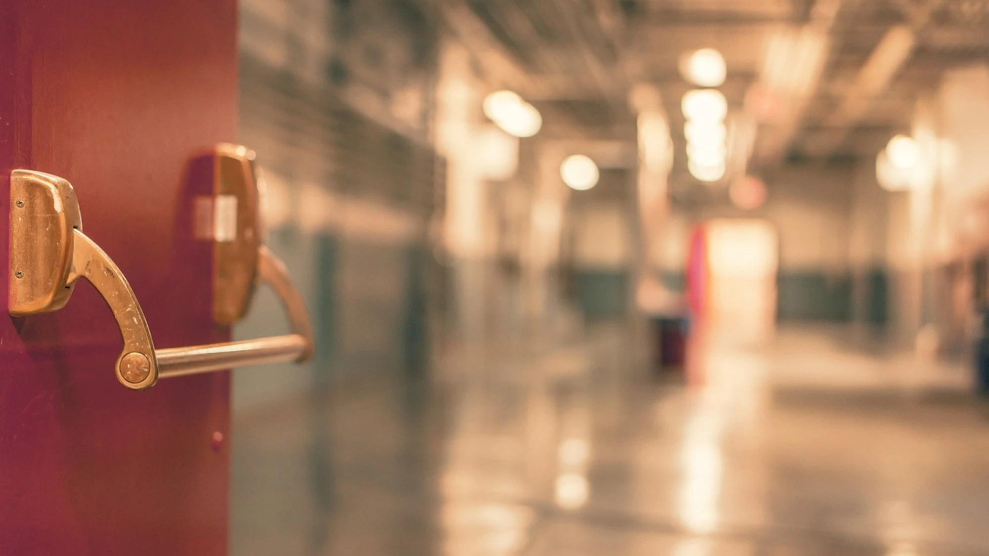 Milano, rubavano gioielli ai morti in obitorio: la scoperta choc