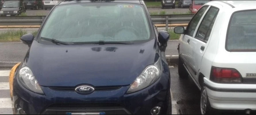 Parcheggia l'auto troppo vicina all'altra: la Cassazione conferma condanna per "violenza privata"