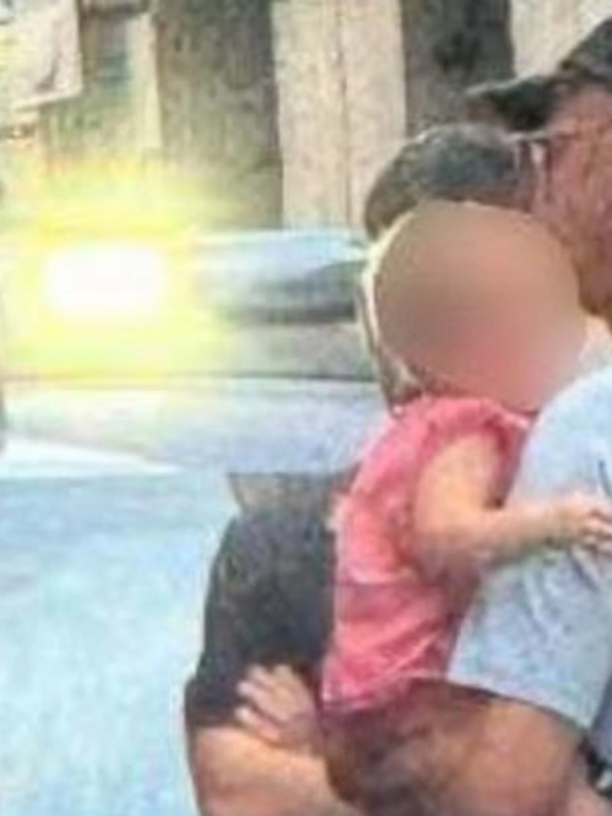 Rexal Ford ubriaco, ecco dove appoggia la bambina: da brividi