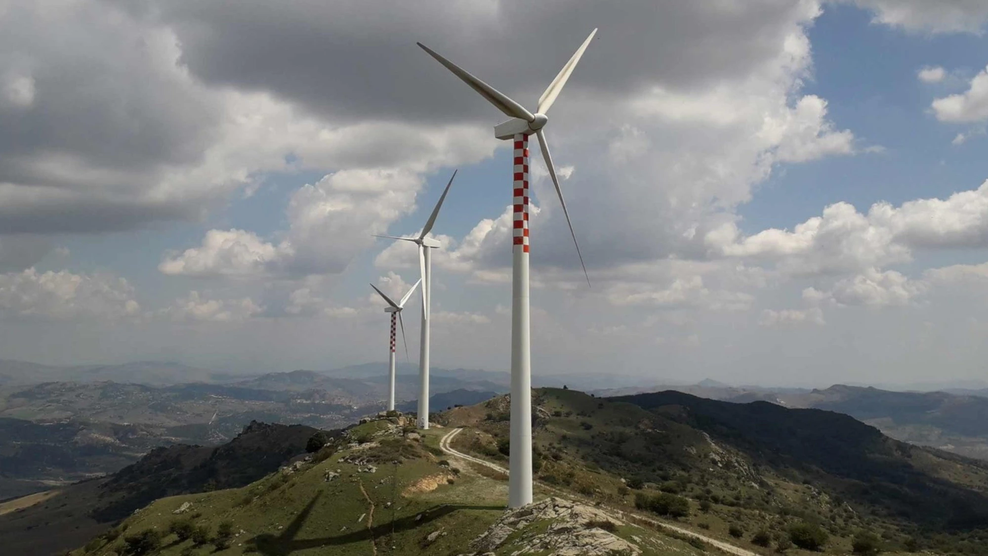 Eolico, cresce il ruolo nel sistema energetico italiano: il gruppo guidato da Flavio Cattaneo tra i protagonisti della transizione energetica 