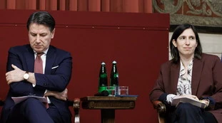 Giuseppe Conte, "schiaffi" ad Elly Schlein? E i vertici Pd applaudono